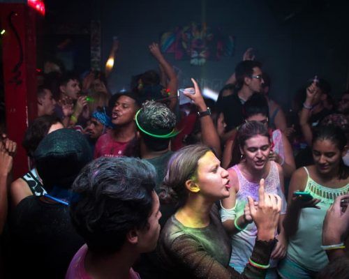 Jóvenes de fiesta